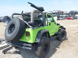 2004 Jeep Wrangler Sahara z VIN 1J4FA59S44P704878, wystawiony jako IAAI lot #42226255 z przebiegiem 88 886 mil mil oraz . Historia ofert i sprzedaży dostępna na DreamBid. Obrazek 4.