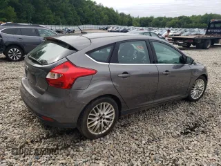 2014 Ford Focus Titanium z VIN 1FADP3N23EL365678, wystawiony jako Copart lot #64418025 z przebiegiem Nie podano mil oraz Czysty tytuł • Clean title. Historia ofert i sprzedaży dostępna na DreamBid. Obrazek 3.