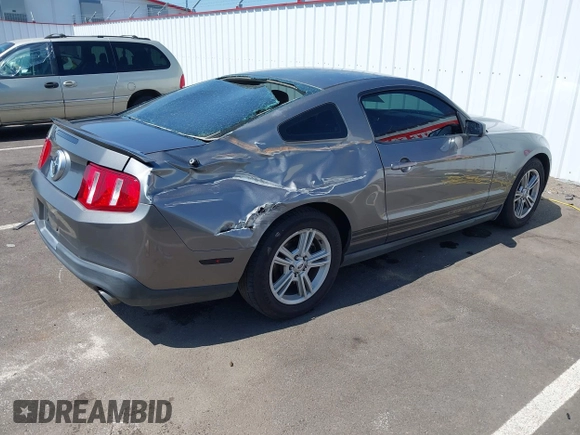 2011 Ford Mustang V6 z VIN 1ZVBP8AMXB5105751, wystawiony jako IAAI lot #42104899 z przebiegiem 70 178 mil mil oraz . Historia ofert i sprzedaży dostępna na DreamBid. Obrazek 4.