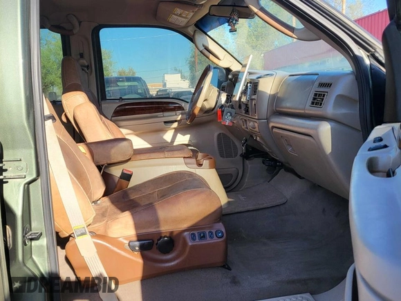 2004 Ford F-350 XL z VIN 1FTSW31P34ED39316, wystawiony jako Copart lot #61981365 z przebiegiem 212 991 mil mil oraz Czysty tytuł • Clean title. Historia ofert i sprzedaży dostępna na DreamBid. Obrazek 5.