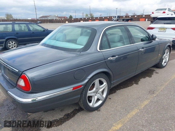 2006 Jaguar XJ with VIN SAJWA71B16SG50490, listed as a IAAI auction lot 41964002 with 114,270 mi miles. Bid and sale history available at carsss.com. Image 4.
