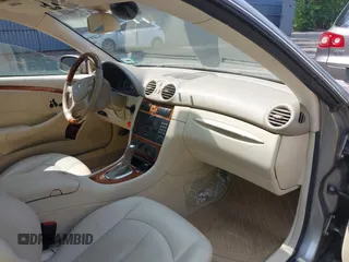 2005 Mercedes-Benz CLK 320 z VIN WDBTJ65J55F152695, wystawiony jako IAAI lot #42442117 z przebiegiem 180 458 mil mil oraz . Historia ofert i sprzedaży dostępna na DreamBid. Obrazek 5.