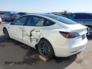 2021 Tesla Model 3 Long Range z VIN 5YJ3E1EB9MF006966, wystawiony jako IAAI lot #41976745 z przebiegiem 37 651 mil mil oraz . Historia ofert i sprzedaży dostępna na DreamBid. Obrazek 3.