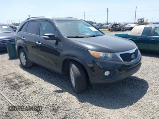 2011 Kia Sorento LX z VIN 5XYKT3A14BG130157, wystawiony jako IAAI lot #42479543 z przebiegiem 191 742 mil mil oraz . Historia ofert i sprzedaży dostępna na DreamBid. Obrazek 1.