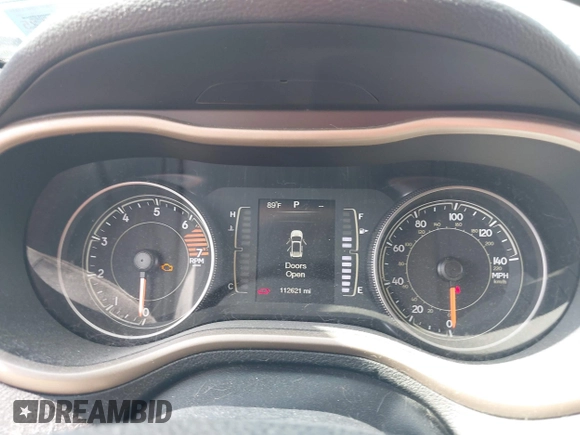 2016 Jeep Cherokee Latitude z VIN 1C4PJMCB9GW305472, wystawiony jako IAAI lot #42276395 z przebiegiem 112 621 mil mil oraz . Historia ofert i sprzedaży dostępna na DreamBid. Obrazek 7.