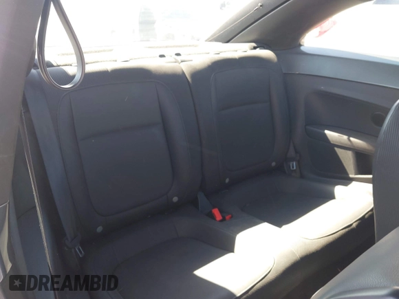 2014 Volkswagen Beetle 1.8T z VIN 3VWJ17AT9EM664866, wystawiony jako IAAI lot #42157223 z przebiegiem 36 381 mil mil oraz . Historia ofert i sprzedaży dostępna na DreamBid. Obrazek 8.
