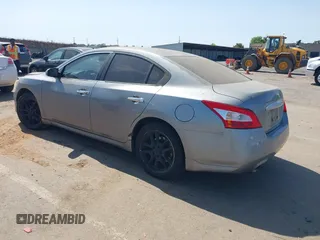 2009 Nissan Maxima S z VIN 1N4AA51E89C853790, wystawiony jako IAAI lot #42429971 z przebiegiem 240 525 mil mil oraz . Historia ofert i sprzedaży dostępna na DreamBid. Obrazek 3.