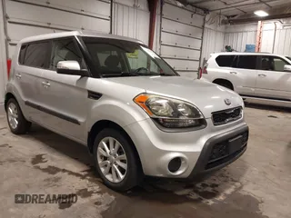 2013 Kia Soul + z VIN KNDJT2A6XD7772920, wystawiony jako IAAI lot #42206553 z przebiegiem 129 808 mil mil oraz . Historia ofert i sprzedaży dostępna na DreamBid. Obrazek 1.