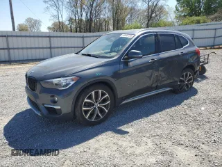 2018 BMW X1 sDrive28i z VIN WBXHU7C37J5H44758, wystawiony jako Copart lot #50888735 z przebiegiem 95 143 mil mil oraz Szkody całkowita. Historia ofert i sprzedaży dostępna na DreamBid. Obrazek 1.