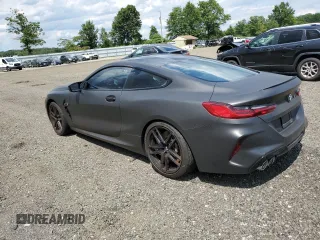 2020 BMW M8 z VIN WBSAE0C08LCD56258, wystawiony jako Copart lot #61100723 z przebiegiem 6 231 mil mil oraz . Historia ofert i sprzedaży dostępna na DreamBid. Obrazek 2.