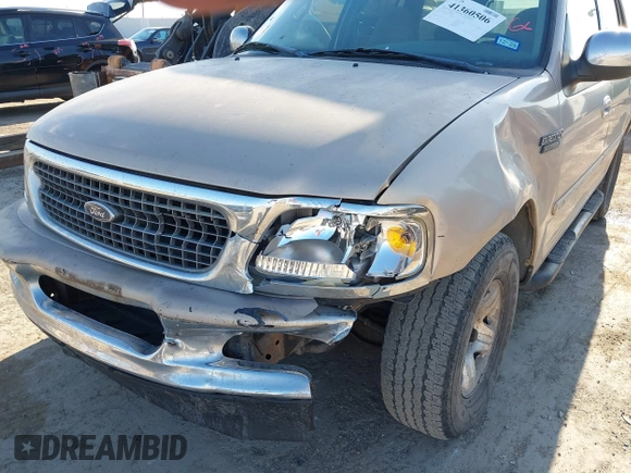 1998 Ford Expedition XLT with VIN 1FMRU17L7WLA79560, listed as a IAAI auction lot 41360506 with 267,882 mi miles. Bid and sale history available at carsss.com. Image 6.