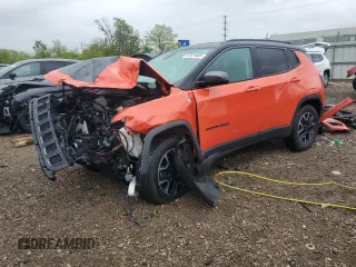 2019 Jeep Compass Trailhawk z VIN 3C4NJDDB4KT712197, wystawiony jako Copart lot #57431805 z przebiegiem Nie podano mil oraz Szkoda całkowita • Salvage title. Historia ofert i sprzedaży dostępna na DreamBid. Obrazek 1.