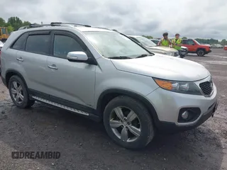 2013 Kia Sorento EX z VIN 5XYKUDA23DG325732, wystawiony jako IAAI lot #42447268 z przebiegiem 233 197 mil mil oraz . Historia ofert i sprzedaży dostępna na DreamBid. Obrazek 1.