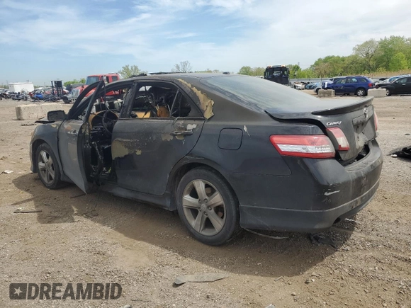2011 Toyota Camry LE z VIN 4T1BF3EK4BU143155, wystawiony jako Copart lot #56717145 z przebiegiem Nie podano mil oraz Szkoda całkowita • Salvage title. Historia ofert i sprzedaży dostępna na DreamBid. Obrazek 2.