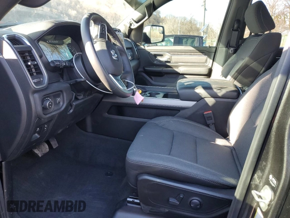 2024 Ram 1500 Big Horn z VIN 1C6SRFBT0RN210968, wystawiony jako Copart lot #49988365 z przebiegiem 7 678 mil mil oraz Szkoda całkowita • Salvage title. Historia ofert i sprzedaży dostępna na DreamBid. Obrazek 7.