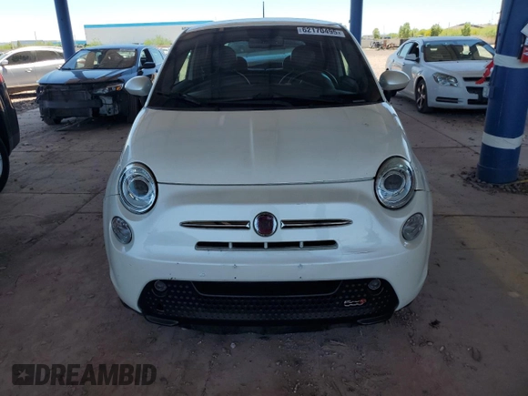2015 FIAT 500e z VIN 3C3CFFGE2FT503321, wystawiony jako Copart lot #62170495 z przebiegiem 61 091 mil mil oraz Czysty tytuł • Clean title. Historia ofert i sprzedaży dostępna na DreamBid. Obrazek 5.