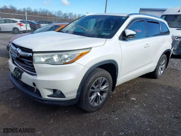 2015 Toyota Highlander XLE with VIN 5TDJKRFH9FS213261, listed as a IAAI auction lot 41810464 with 112,199 mi miles. Bid and sale history available at carsss.com. Image 2.