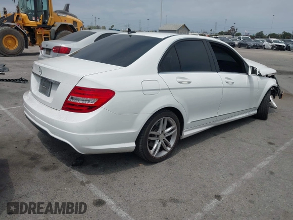 2013 Mercedes-Benz C 250 Sport z VIN WDDGF4HBXDA862156, wystawiony jako IAAI lot #42425713 z przebiegiem Nie podano mil oraz . Historia ofert i sprzedaży dostępna na DreamBid. Obrazek 4.