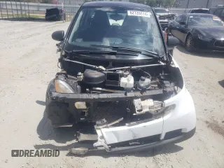 2010 Smart fortwo Pure z VIN WMEEJ3BA4AK342214, wystawiony jako Copart lot #62726614 z przebiegiem 110 472 mil mil oraz Szkoda całkowita • Salvage title. Historia ofert i sprzedaży dostępna na DreamBid. Obrazek 5.
