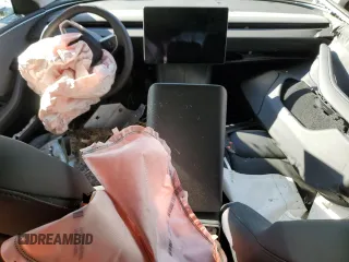 2024 Tesla Model 3 z VIN 5YJ3E1EA6RF734033, wystawiony jako Copart lot #52305665 z przebiegiem 21 081 mil mil oraz Szkoda całkowita • Salvage title. Historia ofert i sprzedaży dostępna na DreamBid. Obrazek 8.