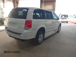 2017 Dodge Grand Caravan SE z VIN 2C4RDGBG6HR848612, wystawiony jako IAAI lot #38453498 z przebiegiem 56 964 mil mil oraz . Historia ofert i sprzedaży dostępna na DreamBid. Obrazek 4.