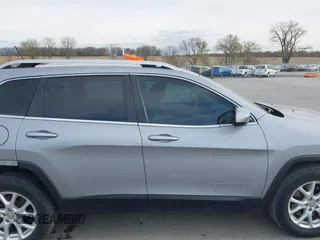 2014 Jeep Cherokee Latitude z VIN 1C4PJMCS8EW230213, wystawiony jako IAAI lot #42011183 z przebiegiem 133 299 mil mil oraz . Historia ofert i sprzedaży dostępna na DreamBid. Obrazek 14.