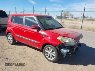 2013 Kia Soul + z VIN KNDJT2A6XD7594068, wystawiony jako IAAI lot #41620159 z przebiegiem 106 970 mil mil oraz . Historia ofert i sprzedaży dostępna na DreamBid. Obrazek 1.