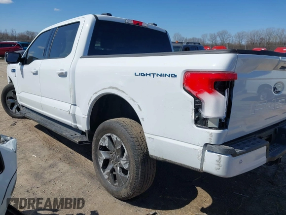 2024 Ford F-150 Lightning z VIN 1FTVW3L74RWG20276, wystawiony jako IAAI lot #41991515 z przebiegiem 4048 mil mil oraz . Historia ofert i sprzedaży dostępna na DreamBid. Obrazek 3.