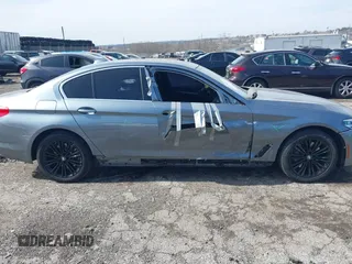 2018 BMW 5 Series 530i xDrive z VIN WBAJA7C59JWC74703, wystawiony jako IAAI lot #41811761 z przebiegiem 54 649 mil mil oraz . Historia ofert i sprzedaży dostępna na DreamBid. Obrazek 13.