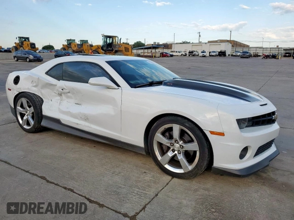 2010 Chevrolet Camaro 2SS z VIN 2G1FK1EJ7A9181786, wystawiony jako Copart lot #55689675 z przebiegiem 84 553 mil mil oraz Szkody całkowita. Historia ofert i sprzedaży dostępna na DreamBid. Obrazek 4.