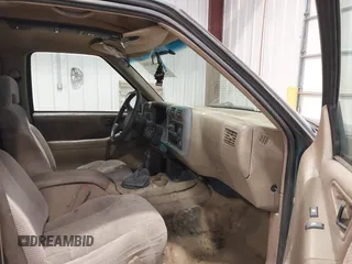 1997 Chevrolet Blazer LS z VIN 1GNDT13W9V2208184, wystawiony jako IAAI lot #42156700 z przebiegiem 251 216 mil mil oraz . Historia ofert i sprzedaży dostępna na DreamBid. Obrazek 5.