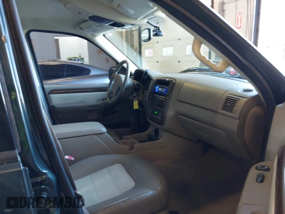 2004 Ford Explorer z VIN 1FMZU84WX4UA32084, wystawiony jako IAAI lot #41958563 z przebiegiem 229 924 mil mil oraz . Historia ofert i sprzedaży dostępna na DreamBid. Obrazek 5.