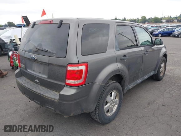 2011 Ford Escape XLS z VIN 1FMCU9C78BKB35289, wystawiony jako IAAI lot #42117290 z przebiegiem 221 088 mil mil oraz . Historia ofert i sprzedaży dostępna na DreamBid. Obrazek 4.