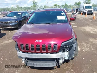 2019 Jeep Cherokee Latitude Plus z VIN 1C4PJLLN2KD147453, wystawiony jako IAAI lot #42552461 z przebiegiem 84 456 mil mil oraz . Historia ofert i sprzedaży dostępna na DreamBid. Obrazek 13.
