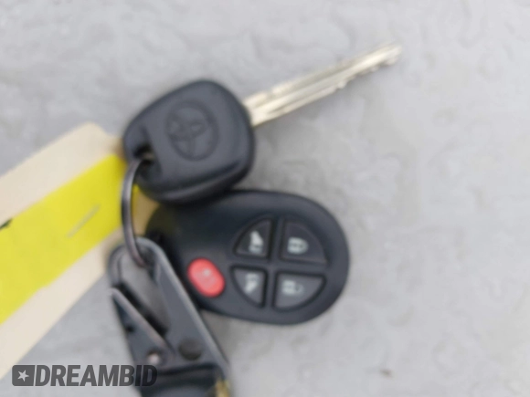 2020 Toyota Sienna LE Auto Access Seat z VIN 5TDKZ3DC2LS053563, wystawiony jako IAAI lot #41592409 z przebiegiem 55 128 mil mil oraz . Historia ofert i sprzedaży dostępna na DreamBid. Obrazek 11.