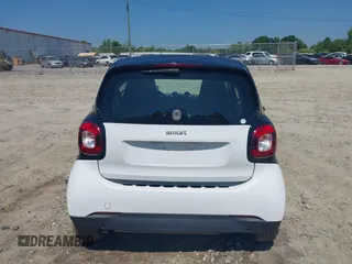 2016 Smart fortwo Passion z VIN WMEFJ5DA6GK078340, wystawiony jako IAAI lot #42140363 z przebiegiem 114 647 mil mil oraz . Historia ofert i sprzedaży dostępna na DreamBid. Obrazek 17.