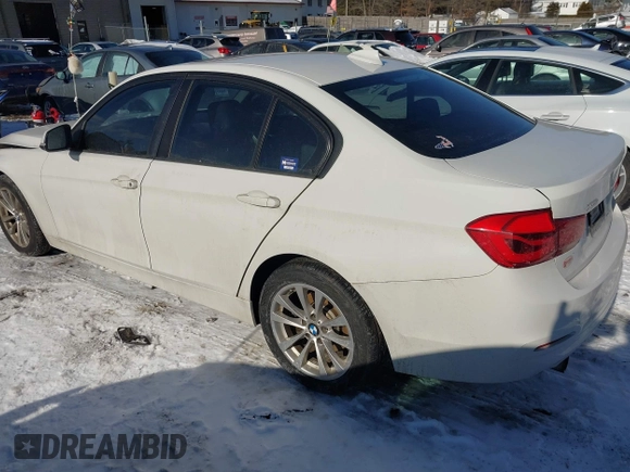 2016 BMW 3 Series 320i xDrive z VIN WBA8E5G59GNT93445, wystawiony jako IAAI lot #41515452 z przebiegiem 96 437 mil mil oraz . Historia ofert i sprzedaży dostępna na DreamBid. Obrazek 3.