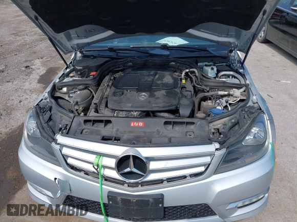 2013 Mercedes-Benz C 300 Sport z VIN WDDGF8AB1DR292986, wystawiony jako IAAI lot #42430247 z przebiegiem 105 105 mil mil oraz . Historia ofert i sprzedaży dostępna na DreamBid. Obrazek 10.