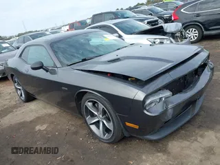 2014 Dodge Challenger R/T z VIN 2C3CDYBT7EH293104, wystawiony jako IAAI lot #41452435 z przebiegiem 49 728 mil mil oraz . Historia ofert i sprzedaży dostępna na DreamBid. Obrazek 1.