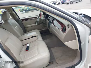 2005 Lincoln Town Car Signature Limited z VIN 1LNHM82W75Y640718, wystawiony jako IAAI lot #42344956 z przebiegiem 150 659 mil mil oraz . Historia ofert i sprzedaży dostępna na DreamBid. Obrazek 5.