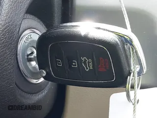 2017 Hyundai Sonata 2.4L z VIN 5NPE24AF3HH585942, wystawiony jako IAAI lot #42091264 z przebiegiem 70 979 mil mil oraz . Historia ofert i sprzedaży dostępna na DreamBid. Obrazek 11.