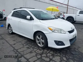2009 Toyota Matrix S z VIN 2T1LE40E59C008342, wystawiony jako IAAI lot #41459923 z przebiegiem 212 568 mil mil oraz . Historia ofert i sprzedaży dostępna na DreamBid. Obrazek 1.
