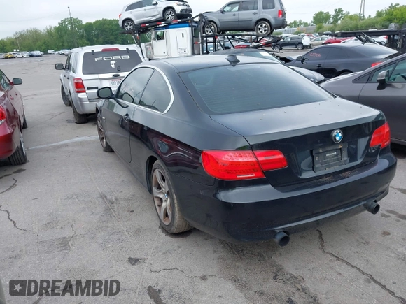 2011 BMW 3 Series 335i xDrive z VIN WBAKF9C56BE619532, wystawiony jako IAAI lot #42318577 z przebiegiem 90 922 mil mil oraz . Historia ofert i sprzedaży dostępna na DreamBid. Obrazek 3.