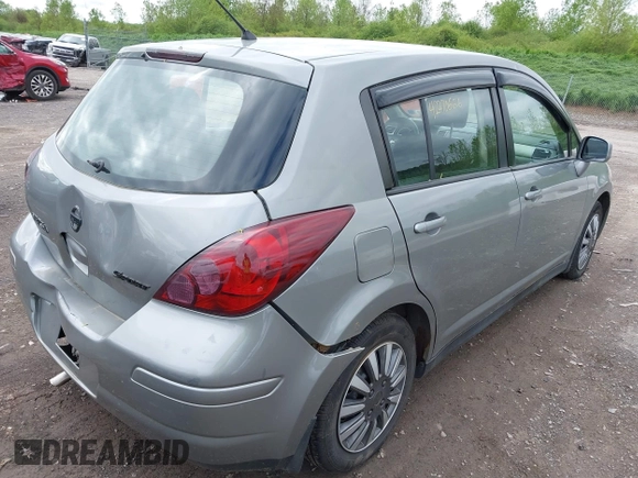 2012 Nissan Versa S z VIN 3N1BC1CP7CK800017, wystawiony jako IAAI lot #42270666 z przebiegiem 152 790 mil mil oraz . Historia ofert i sprzedaży dostępna na DreamBid. Obrazek 4.