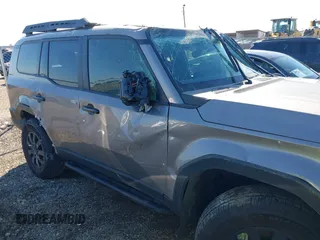 2024 Toyota Land Cruiser z VIN JTEABFAJ3RK001357, wystawiony jako IAAI lot #41206628 z przebiegiem 7060 mil mil oraz . Historia ofert i sprzedaży dostępna na DreamBid. Obrazek 6.