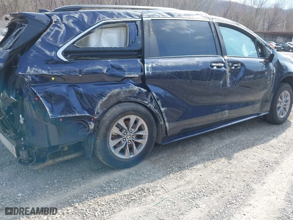 2024 Toyota Sienna XLE with VIN 5TDYRKEC3RS190250, listed as a IAAI auction lot 41900029 with 1 mi miles. Bid and sale history available at carsss.com. Image 17.