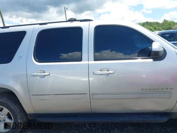 2012 Chevrolet Suburban LT z VIN 1GNSCJE01CR143982, wystawiony jako IAAI lot #42257552 z przebiegiem 202 973 mil mil oraz . Historia ofert i sprzedaży dostępna na DreamBid. Obrazek 13.