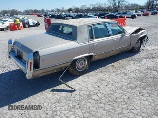 1992 Cadillac Brougham z VIN 1G6DW5477NR702648, wystawiony jako IAAI lot #41863168 z przebiegiem 108 158 mil mil oraz . Historia ofert i sprzedaży dostępna na DreamBid. Obrazek 4.
