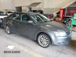 2014 Volkswagen Jetta SEL z VIN 3VWL17AJ8EM388218, wystawiony jako IAAI lot #41862353 z przebiegiem 140 514 mil mil oraz . Historia ofert i sprzedaży dostępna na DreamBid. Obrazek 1.