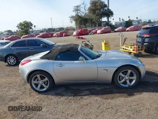 2007 Pontiac Solstice z VIN 1G2MB35B57Y111621, wystawiony jako IAAI lot #41332760 z przebiegiem 49 784 mil mil oraz . Historia ofert i sprzedaży dostępna na DreamBid. Obrazek 13.